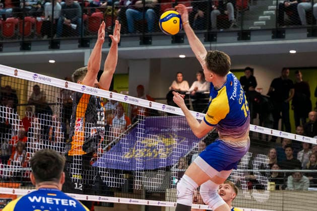 1 Volleyball Bundesliga Season 2025 2026 Cerebricks Volley Goats Mitteldeutschland vs Berlin Recycling Volleys Halle, Germany 06 December 2025 In the picture from left Florian Krage Brewitz Berlin and Paul Stommel Bitterfeld Halle Saale swh Arena Sachsen Anhalt Germany