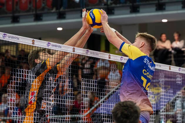 1 Volleyball Bundesliga Season 2025 2026 Cerebricks Volley Goats Mitteldeutschland vs Berlin Recycling Volleys Halle, Germany 06 December 2025 Pictured from left Matthew Knigge Berlin and Paul Stommel Bitterfeld Halle Saale swh Arena Sachsen Anhalt Germany