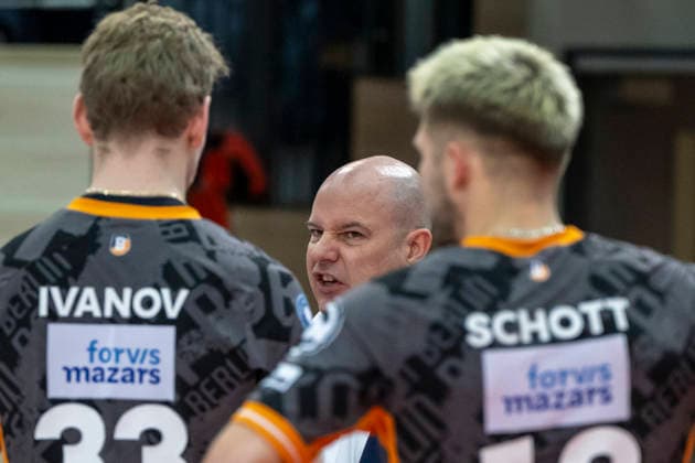 1 Volleyball Bundesliga season 2025 2026 Cerebricks Volley Goats Mitteldeutschland vs Berlin Recycling Volleys Halle, Germany 06 December 2025 In the picture middle coach Joel Banks Berlin facial expression, strong facial expression, emotion, Halle Saale swh Arena Sachsen Anhalt Germany