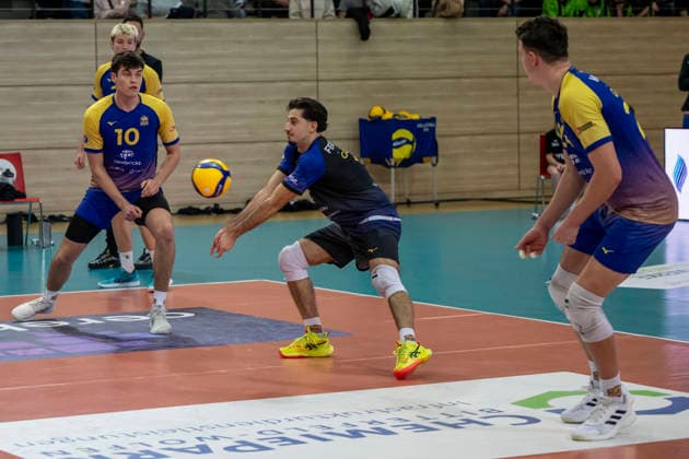 1 Volleyball Bundesliga Season 2025 2026 Cerebricks Volley Goats Mitteldeutschland vs Berlin Recycling Volleys Halle, Germany 06 December 2025 Pictured from left Erik Brand Bitterfeld , Arshia Feizollahi Bitterfeld and Clay Wieter Bitterfeld Halle Saale swh Arena Sachsen Anhalt Germany