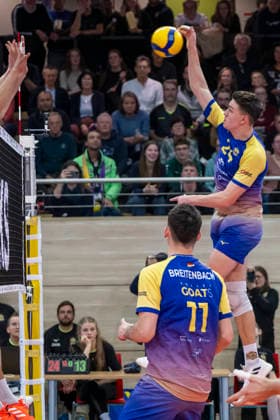 1 Volleyball Bundesliga Season 2025 2026 Cerebricks Volley Goats Mitteldeutschland vs Berlin Recycling Volleys Halle, Germany 06 December 2025 In the picture from left Nick Breitenbach Bitterfeld and Clay Wieter Bitterfeld Halle Saale swh Arena Sachsen Anhalt Germany