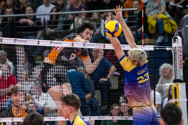 1 Volleyball Bundesliga Season 2025 2026 Cerebricks Volley Goats Mitteldeutschland vs Berlin Recycling Volleys Halle, Germany 06 December 2025 Pictured from left Nolan Flexen Berlin and Samuel Schellenberg Bitterfeld Halle Saale swh Arena Sachsen Anhalt Germany