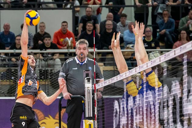 1 Volleyball Bundesliga Season 2025 2026 Cerebricks Volley Goats Mitteldeutschland vs Berlin Recycling Volleys Halle, Germany 06 December 2025 In the picture from left Nolan Flexen Berlin Halle Saale swh Arena Sachsen Anhalt Germany