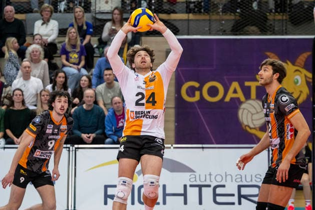 1 Volleyball Bundesliga Season 2025 2026 Cerebricks Volley Goats Mitteldeutschland vs Berlin Recycling Volleys Halle, Germany 06 December 2025 Pictured from left Kyle Dagostino Berlin and Matthew Knigge Berlin Halle Saale swh Arena Sachsen Anhalt Germany