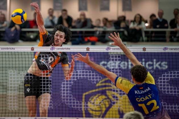 1 Volleyball Bundesliga Season 2025 2026 Cerebricks Volley Goats Mitteldeutschland vs Berlin Recycling Volleys Halle, Germany 06 December 2025 In the picture from left Nolan Flexen Berlin and Paul Klimm Bitterfeld Halle Saale swh Arena Sachsen Anhalt Germany