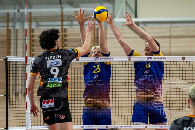 1 Volleyball Bundesliga Season 2025 2026 Cerebricks Volley Goats Mitteldeutschland vs Berlin Recycling Volleys Halle, Germany 06 December 2025 In the picture from left Nolan Flexen Berlin , Samuel Schellenberg Bitterfeld and Jannis Wehry Bitterfeld Halle Saale swh Arena Sachsen Anhalt Germany