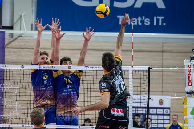 1 Volleyball Bundesliga Season 2025 2026 Cerebricks Volley Goats Mitteldeutschland vs Berlin Recycling Volleys Halle, Germany 06 December 2025 In the picture from left Dax Tompkins Bitterfeld , Erik Brand Bitterfeld and Daniel Malescha Berlin Halle Saale swh Arena Sachsen Anhalt Germany