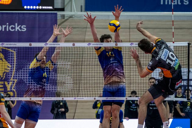 1 Volleyball Bundesliga Season 2025 2026 Cerebricks Volley Goats Mitteldeutschland vs Berlin Recycling Volleys Halle, Germany 06 December 2025 In the picture from left Dax Tompkins Bitterfeld , Erik Brand Bitterfeld and Daniel Malescha Berlin Halle Saale swh Arena Sachsen Anhalt Germany