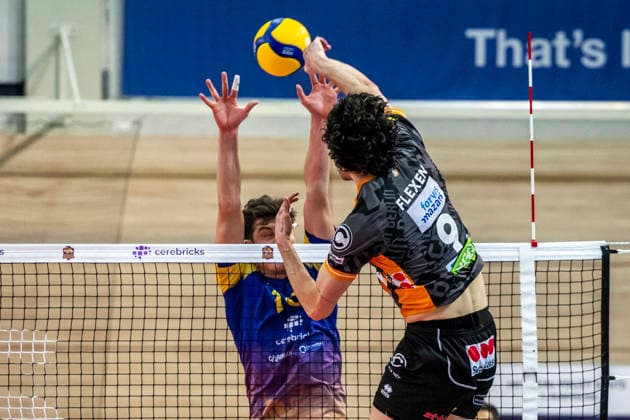 1 Volleyball Bundesliga Season 2025 2026 Cerebricks Volley Goats Mitteldeutschland vs Berlin Recycling Volleys Halle, Germany 06 December 2025 Pictured from left Erik Brand Bitterfeld and Nolan Flexen Berlin Halle Saale swh Arena Sachsen Anhalt Germany