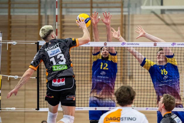 1 Volleyball Bundesliga Season 2025 2026 Cerebricks Volley Goats Mitteldeutschland vs Berlin Recycling Volleys Halle, Germany 06 December 2025 In the picture from left Ruben Schott Berlin , Paul Klimm Bitterfeld and Dax Tompkins Bitterfeld Halle Saale swh Arena Sachsen Anhalt Germany