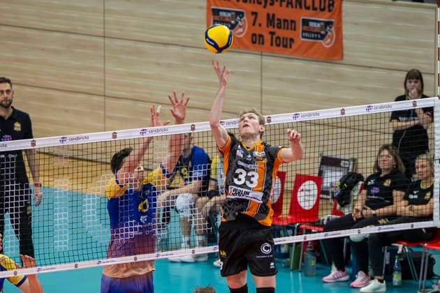 1 Volleyball Bundesliga Season 2025 2026 Cerebricks Volley Goats Mitteldeutschland vs Berlin Recycling Volleys Halle, Germany 06 December 2025 Pictured from left Erik Brand Bitterfeld and Fedor Ivanov Berlin Halle Saale swh Arena Sachsen Anhalt Germany