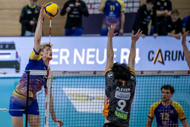 1 Volleyball Bundesliga Season 2025 2026 Cerebricks Volley Goats Mitteldeutschland vs Berlin Recycling Volleys Halle, Germany 06 December 2025 Pictured from left Samuel Schellenberg Bitterfeld and Nolan Flexen Berlin Halle Saale swh Arena Sachsen Anhalt Germany