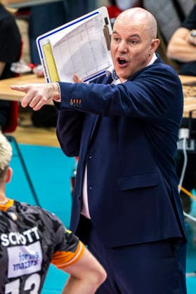 1 Volleyball Bundesliga Season 2025 2026 Cerebricks Volley Goats Mitteldeutschland vs Berlin Recycling Volleys Halle, Germany 06 December 2025 In the picture Coach Joel Banks Berlin Halle Saale swh Arena Sachsen Anhalt Germany