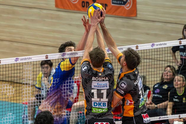 1 Volleyball Bundesliga Season 2025 2026 Cerebricks Volley Goats Mitteldeutschland vs Berlin Recycling Volleys Halle, Germany 06 December 2025 Pictured from left Erik Brand Bitterfeld , Jelle Bosma Berlin and Daniel Malescha Berlin Halle Saale swh Arena Sachsen Anhalt Germany