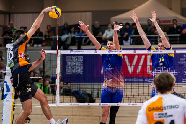 1 Volleyball Bundesliga Season 2025 2026 Cerebricks Volley Goats Mitteldeutschland vs Berlin Recycling Volleys Halle, Germany 06 December 2025 In the picture from left Daniel Malescha Berlin and Nikos Xydakis Bitterfeld Halle Saale swh Arena Sachsen Anhalt Germany
