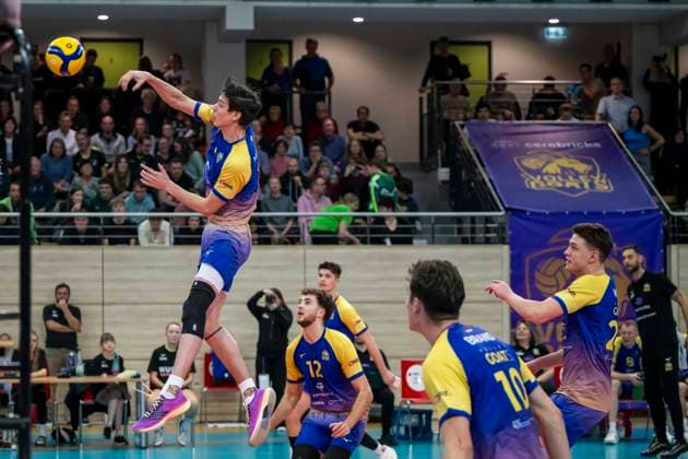 1 Volleyball Bundesliga Season 2025 2026 Cerebricks Volley Goats Mitteldeutschland vs Berlin Recycling Volleys Halle, Germany 06 December 2025 In the picture from left Holden Maryott Bitterfeld , Paul Klimm Bitterfeld and Clay Wieter Bitterfeld Halle Saale swh Arena Sachsen Anhalt Germany