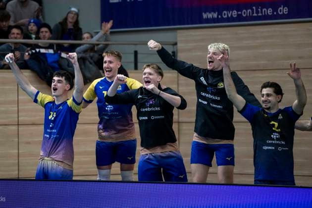 1 Volleyball Bundesliga season 2025 2026 Cerebricks Volley Goats Mitteldeutschland vs Berlin Recycling Volleys Halle, Germany 06 December 2025 In the picture The Goats changing bench cheers after winning a point, jubilation, joy, emotion, Halle Saale swh Arena Sachsen Anhalt Germany