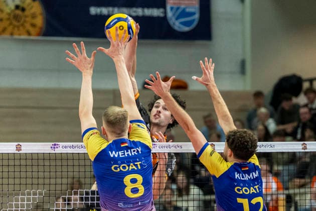 1 Volleyball Bundesliga Season 2025 2026 Cerebricks Volley Goats Mitteldeutschland vs Berlin Recycling Volleys Halle, Germany 06 December 2025 In the picture from left Jannis Wehry Bitterfeld ,Nolan Flexen Berlin and Paul Klimm Bitterfeld Halle Saale swh Arena Sachsen Anhalt Germany