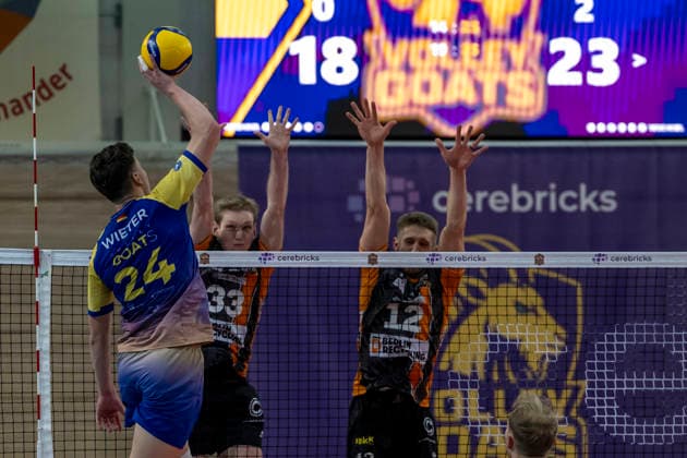1 Volleyball Bundesliga Season 2025 2026 Cerebricks Volley Goats Mitteldeutschland vs Berlin Recycling Volleys Halle, Germany 06 December 2025 Pictured from left Clay Wieter Bitterfeld , Fedor Ivanov Berlin and Florian Krage Brewitz Berlin Halle Saale swh Arena Sachsen Anhalt Germany