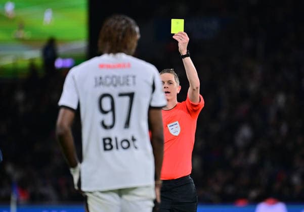 FOOTBALL : PSG vs Rennes - Ligue 1 - 06 12 2025 Marc BOLLENGIER ( referee ) shows a yellow card to Jeremy Jacquet ( 97 - Rennes ) during the Ligue 1 match between Paris Saint Germain and Stade Rennais at Parc Des Princes on December 06 , 2025 in Paris, France. ( Photo by Federico Pestellini PsnewZ ) ParisFrance  Copyright: xFedericoxPestellinix