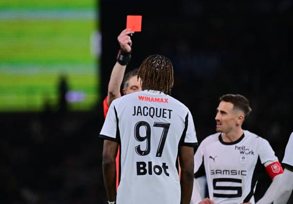 FOOTBALL : PSG vs Rennes - Ligue 1 - 06 12 2025 Marc BOLLENGIER ( referee ) shows a red card to Jeremy Jacquet ( 97 - Rennes ) during the Ligue 1 match between Paris Saint Germain and Stade Rennais at Parc Des Princes on December 06 , 2025 in Paris, France. ( Photo by Federico Pestellini PsnewZ ) ParisFrance  Copyright: xFedericoxPestellinix