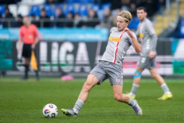 Philipp Müller Regensburg, 5 , on the ball, cropped, full body, single image, single photo, action, action, 06 12 2025, Sinsheim Germany , Soccer, 3 Liga, TSG 1899 Hoffenheim II SSV Jahn Regensburg, DFB DFL REGULATIONS PROHIBIT ANY USE OF PHOTOGRAPHS AS IMAGE SEQUENCES AND OR QUASI VIDEO xozx