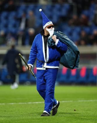 06 12 2025, Soccer 2 Bundesliga, SV Darmstadt 98 Karlsruher SC, emonline, emspor, despor, v l , Greenkeeper in Santa Claus costume DFL DFB REGULATIONS PROHIBIT ANY USE OF PHOTOGRAPHS AS IMAGE SEQUENCES AND OR QUASI VIDEO xdcx Copyright: HMBxMedia Claus
