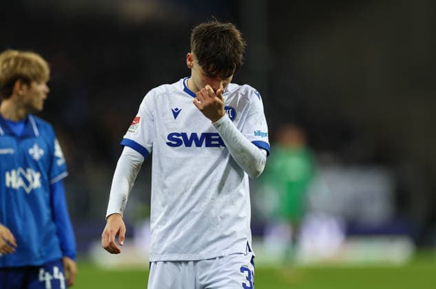 06 12 2025, Soccer 2 Bundesliga, SV Darmstadt 98 Karlsruher SC, emonline, emspor, despor, v l , Rafael Pinto Pedrosa Karlsruher SC enttaeuscht, enttaeuscht schauend, dissapointed, traurig, frustiert, frustiert, frustrated DFL DFB REGULATIONS PROHIBIT ANY USE OF PHOTOGRAPHS AS IMAGE SEQUENCES AND OR QUASI VIDEO xdcx Copyright: HMBxMedia Claus