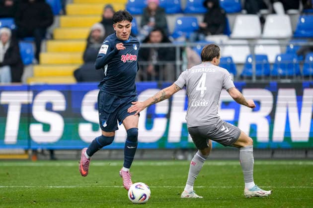 v li Deniz Zeitler TSG II, 38 , Felix Strauss Strauß, Regensburg, 4 , duel, duel, tackle, tackling, dynamics, action, action, 06 12 2025, Sinsheim Germany , Football, 3 Liga, TSG 1899 Hoffenheim II SSV Jahn Regensburg, DFB DFL REGULATIONS PROHIBIT ANY USE OF PHOTOGRAPHS AS IMAGE SEQUENCES AND OR QUASI VIDEO xozx