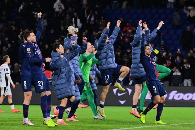 FOOTBALL : PSG vs Rennes - Ligue 1 - 06 12 2025 PSG players celebrate their side s victory after the Ligue 1 match between Paris Saint Germain and Stade Rennais at Parc Des Princes on December 06 , 2025 in Paris, France. ( Photo by Federico Pestellini PsnewZ ) ParisFrance  Copyright: xFedericoxPestellinix