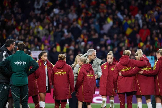 Madrid, Germany 02 December 2025 UEFA Nations League Women Final Second Round 2025 Spain vs Germany In the picture The players of the German national womens soccer team with the coaching team and national coach Christian Wück Wueck Germany in the team circle after the defeat against Spain Riyadh Air Metropolitano Copyright: xFotostandx xFantinix