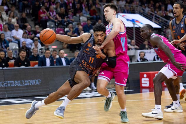 Kostja MUSHIDI CHE 11, left on ball, in duel against Grayson MURPHY BON 7, right , action final score 86 82, Basketball 1 Bundesliga Telekom Baskets Bonn NINERS Chemnitz BON vs CHE Main Round 9 Matchday, in T E L E C O M D O M E, on 06 12 2025, Â