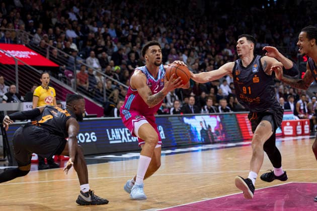 Alijah COMITHIER BON 2, mi on the ball, in a duel against John NEWMAN III CHE 9, left and Yordan MINCHEV CHE 91, right , action final score 86 82, Basketball 1 Bundesliga Telekom Baskets Bonn NINERS Chemnitz BON vs CHE Main Round 9 Matchday, in T E L E C O M D O M E, on 06 12 2025, Â