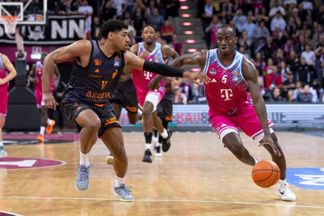 Tylan BIRTS BON 5, right on the ball, in a duel against Kostja MUSHIDI CHE 11, left, action final score 86 82, Basketball 1 Bundesliga Telekom Baskets Bonn NINERS Chemnitz BON vs CHE Main Round 9 Matchday, in T E L E C O M D O M E, on 06 12 2025, Â