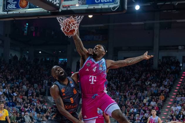 Game scene with Jeff Garrett Jr 4 Telekom Baskets Bonn and John Newman III 9 NINERS Chemnitz at the basket Jeff Garrett Jr 4 Telekom Baskets Bonn at the basket against John Newman III 9 NINERS Chemnitz Copyright: xFeyzullahxGökalpx
