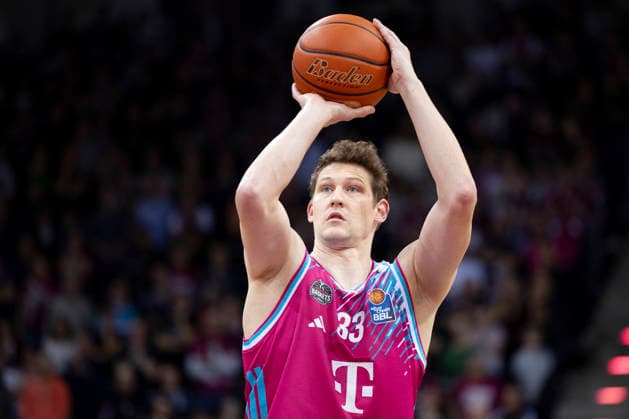Patrick HECKMANN BON 33, mi on the ball, free throw, single image, single action final score 86 82, Basketball 1 Bundesliga Telekom Baskets Bonn NINERS Chemnitz BON vs CHE Main Round 9 Matchday, in T E L E K O M D O M E, on 06 12 2025, Â