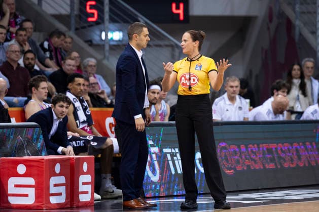 Head Coach Marko STANKOVIC BON, left listening to referee Anne PANTHER right to final score 86 82, Basketball 1 Bundesliga Telekom Baskets Bonn NINERS Chemnitz BON vs CHE Main Round 9 Matchday, in T E L E K O M D O M E, on 06 12 2025, Â