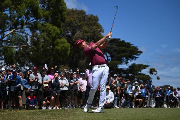 GOLF AUSTRALIAN OPEN, Cameron Smith of Australia plays a shot on the first hole during round four of the Australian Open Golf tournament at the Royal Melbourne Golf Club in Melbourne, Sunday, December 7, 2025. ( NO ARCHIVING, EDITORIAL USE ONLY MELBOURNE VICTORIA AUSTRALIA  Copyright: xJAMESxROSSx 20251207154340232952