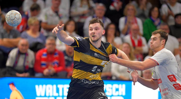 06 12 2025, Dresdens Timo Löser on the ball, Handball, 2 Bundesliga, HC Elbflorenz Dresden TV Hüttenberg, c Dresden