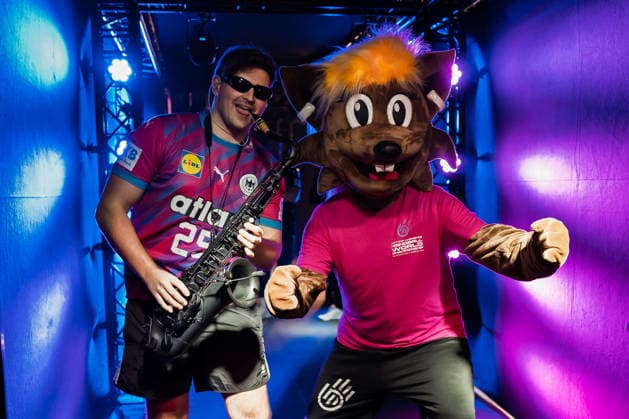 Handball, Womens World Championship, Main Round Spain Germany Andre Schnura and mascot Hanni Dortmund Westfalenhalle North Rhine-Westphalia Germany