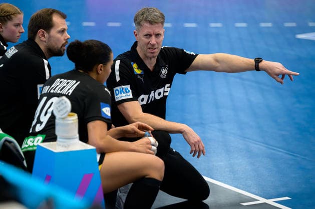 Handball, Womens World Championship, Main Round Spain Germany Coach Markus Gaugisch Germany in conversation with Aimee von Pereira Germany Dortmund Westfalenhalle Nordrhein Westfalen Germany