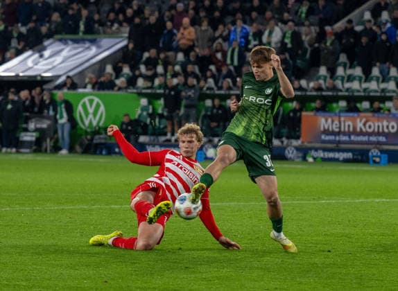 Soccer, Men, Season 2025 2026, 1 Bundesliga 13 Matchday , VfL Wolfsburg 1 FC Union Berlin, v l Leopold Querfeld 1 FC Union Berlin , Pharell Hensel Wolfsburg , 06 12 2025, Copyright: xMatthiasxKochx