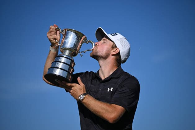 GOLF AUSTRALIAN OPEN, Rasmus Neergaard-Petersen of Denmark kisses the trophy after winning the Australian Open Golf tournament at the Royal Melbourne Golf Club in Melbourne, Sunday, December 7, 2025. ( NO ARCHIVING, EDITORIAL USE ONLY MELBOURNE VICTORIA AUSTRALIA  Copyright: xJAMESxROSSx 20251207115729349336