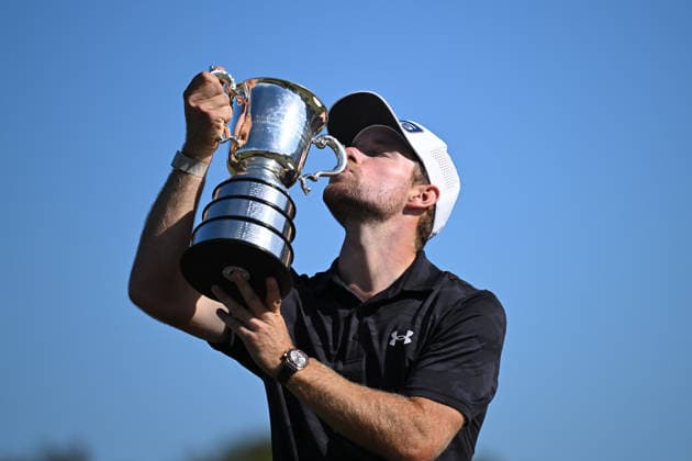 GOLF AUSTRALIAN OPEN, Rasmus Neergaard-Petersen of Denmark kisses the trophy after winning the Australian Open Golf tournament at the Royal Melbourne Golf Club in Melbourne, Sunday, December 7, 2025. ( NO ARCHIVING, EDITORIAL USE ONLY MELBOURNE VICTORIA AUSTRALIA  Copyright: xJAMESxROSSx 20251207196921862742