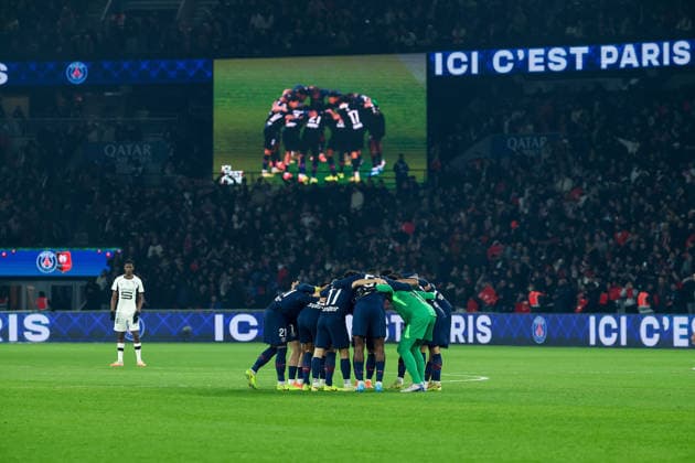FBL FRA LIGUE1 Paris Saint Germain Stade Rennes The Paris Saint Germain team forms a circle before the French L1 football match between Paris Saint Germain PSG an Stade Rennes at Parc des Princes Paris ,France, on December 06, 2025 Copyright: JoaquimxFerreira