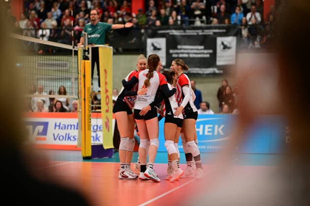 Volleyball I Women I Season 2025 2026 I Bundesliga I 8 Matchday I ETV Hamburger Volksbank Volleys Binder Blaubären TSV Flacht I 06 12 2025 ETV Hamburger Volksbank Volleys Women together Hamburg ETV Sporthalle Hoheluft Hamburg Germany Copyright: xLobeca FelixxSchlikisx