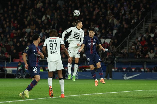 FBL FRA LIGUE1 Paris Saint Germain Stade Rennes Przemyslaw Frankowski Stade Rennes and Kang in Lee Paris Saint Germain during the French L1 football match between Paris Saint Germain PSG an Stade Rennes at Parc des Princes Paris ,France, on December 06, 2025 Copyright: JoaquimxFerreira