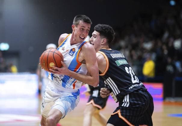 BASKETBALL EASYCREDIT BBL 9 GAME DAY SCIENCE CITY JENA RATIOPHARM ULM FOR EDITORIAL PURPOSES ONLY p 06 12 2025 Jena Basketball easyCredit BBL 1 Basketball Bundesliga Season 2025 2026 9 Matchday Sparkassen Arena Science City Jena Ratiopharm Ulm in the photo Joe Wieskamp 10 Science City Jena in a duel with Diego Garavaglia 23 Ratiopharm Ulm Germany Thueringen Jena Copyright SaschaxFromm Copyright: SaschaxFromm doc83l2ba2tpavbhoot9em ,EDITORIAL USE ONLY Copyright: SaschaxFromm