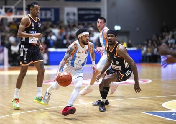 BASKETBALL EASYCREDIT BBL 9 GAME DAY SCIENCE CITY JENA RATIOPHARM ULM FOR EDITORIAL PURPOSES ONLY p 06 12 2025 Jena Basketball easyCredit BBL 1 Basketball Bundesliga Season 2025 2026 9 Matchday Sparkassen Arena Science City Jena Ratiopharm Ulm in the photo Tavian Dunn Martin 0 Science City Jena in a duel with Justin Simon 15 Ratiopharm Ulm Germany Thueringen Jena Copyright SaschaxFromm Copyright: SaschaxFromm doc83l2bcfpq40vx43jias ,EDITORIAL USE ONLY Copyright: SaschaxFromm