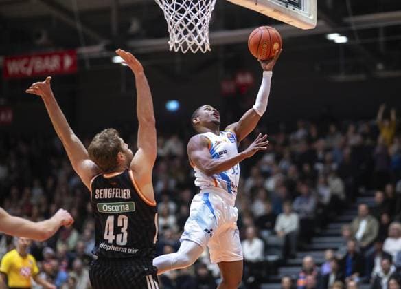BASKETBALL EASYCREDIT BBL 9 GAME DAY SCIENCE CITY JENA RATIOPHARM ULM FOR EDITORIAL PURPOSES ONLY p 06 12 2025 Jena Basketball easyCredit BBL 1 Basketball Bundesliga Season 2025 2026 9 Matchday Sparkassen Arena Science City Jena Ratiopharm Ulm in the photo Eric Washington 33 Science City Jena in a duel with Christian Sengfelder 43 Ratiopharm Ulm Germany Thueringen Jena Copyright SaschaxFromm Copyright: SaschaxFromm doc83l2bx7vhmw3weo8frp ,EDITORIAL USE ONLY Copyright: SaschaxFromm
